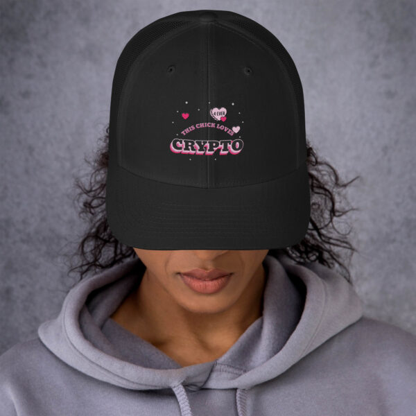 THIS CHICK LOVES CRYPTO Trucker Cap - Image 2