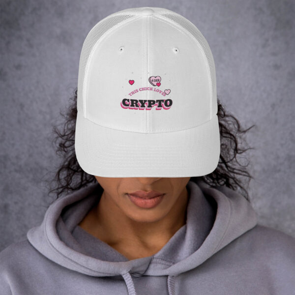 THIS CHICK LOVES CRYPTO Trucker Cap